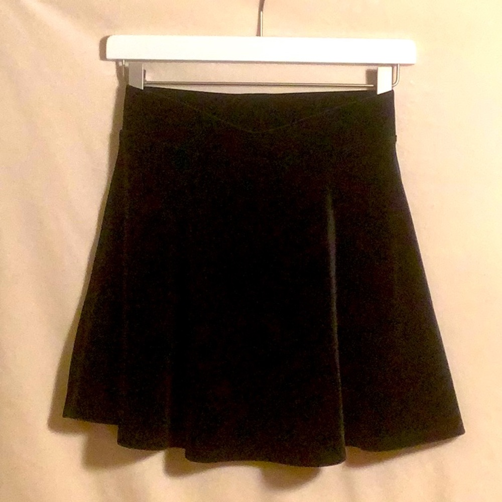 Black velour short swing skirt Forever 21